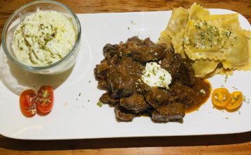 Wildschweingulasch aus dem Dutch Oven (FT9) mit Agnolotti mit Pflaumen- und Mandelfüllung Wildschweingulasch