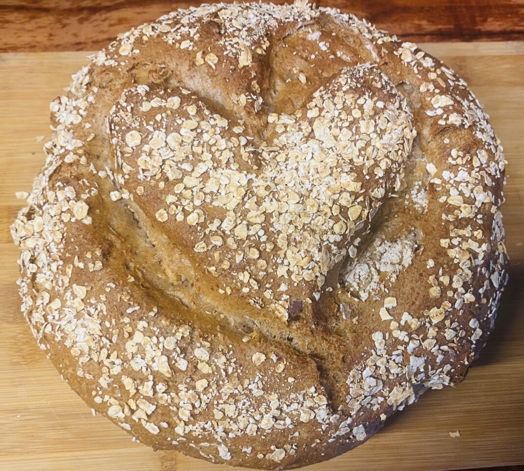 Dinkelvollkornbrot mit gemischten Nüssen aus dem Dutch Oven (FT4,5 ...