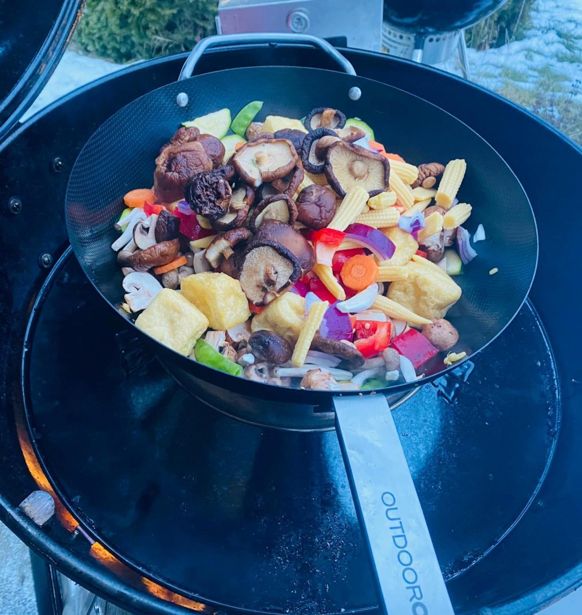 Asiatische Gemüsepfanne mit frittiertem Tofu in Hoisin-Sauce aus dem ...