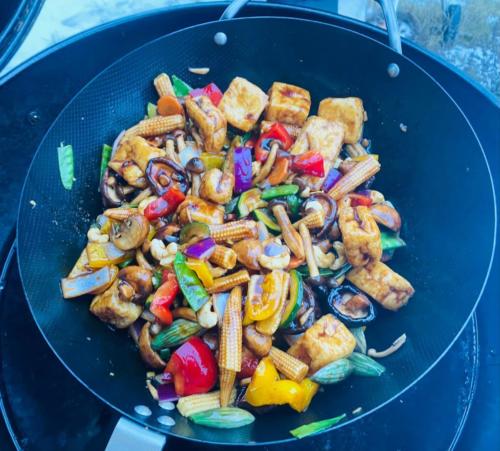 Asiatische Gemüsepfanne mit frittiertem Tofu