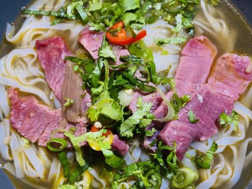 Vietnamesische Pho Bo Suppe aus dem Dutchoven