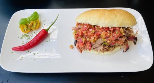 Pulled Pork aus dem Pelletsmoker mit Erdbeer-Avocado-Chili-Salsa 5