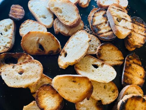 Überbackener und gesmokter Brotsalat vom Pelletsmoker 2